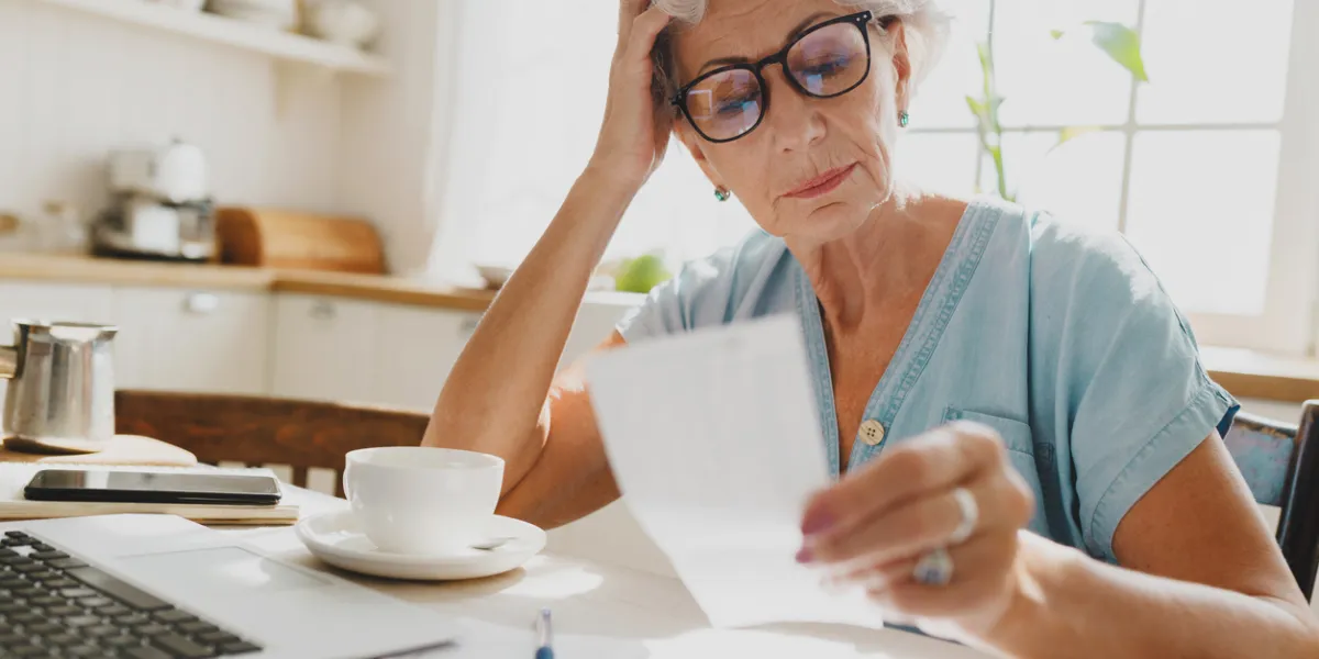 Femme senior paperasse