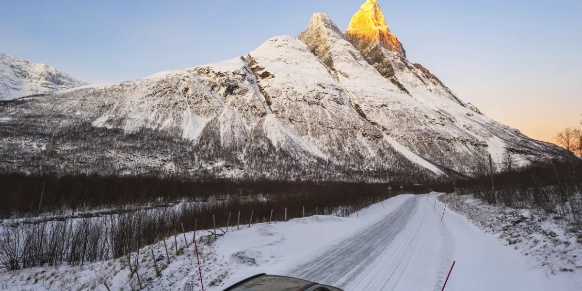 Voiture route de montagne