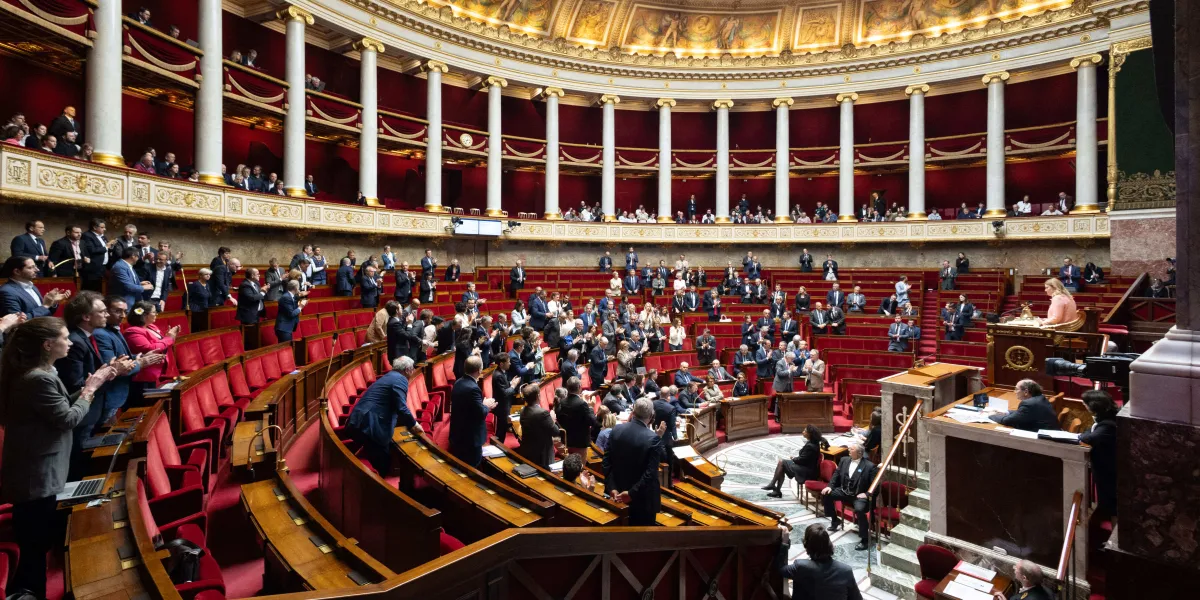 Fin du vin à l’Assemblée ? Les députés pourraient bientôt être privés d’alcool pour limiter les dépenses