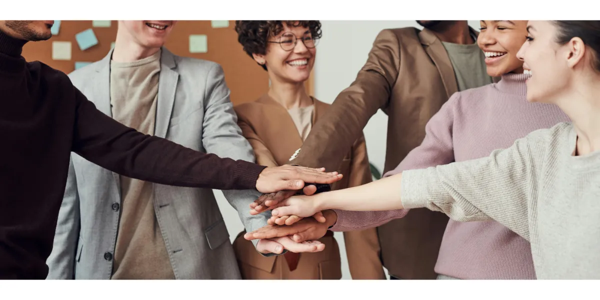 personnes se tapant la main