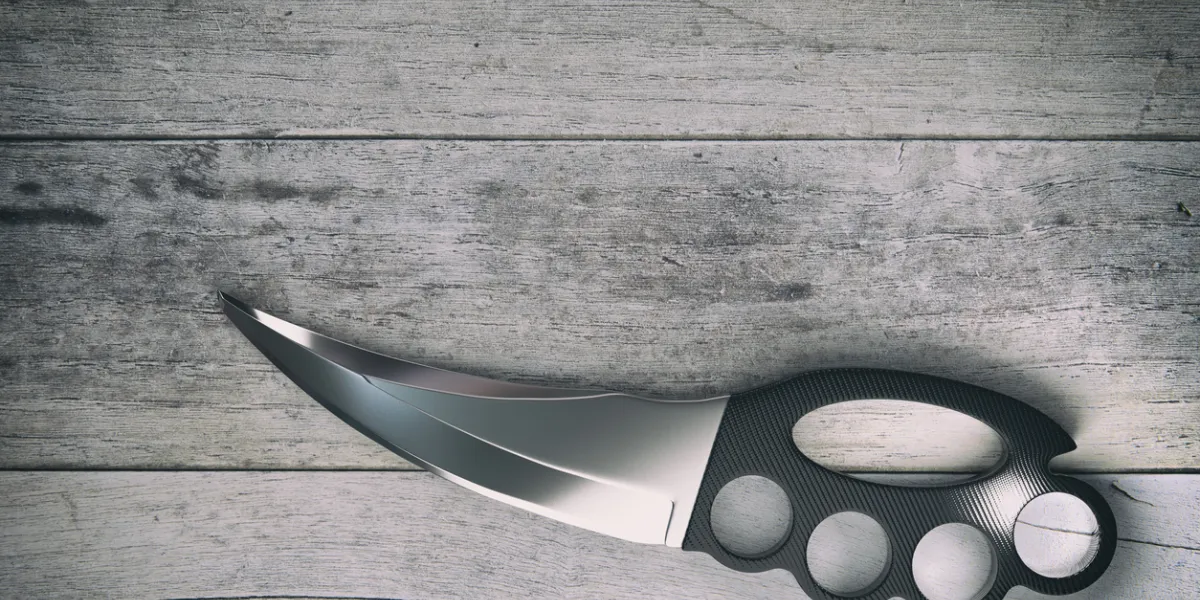 Couteau avec poing américain