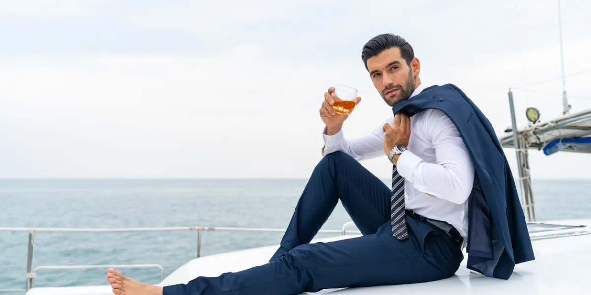 Homme d'affaires riche yacht