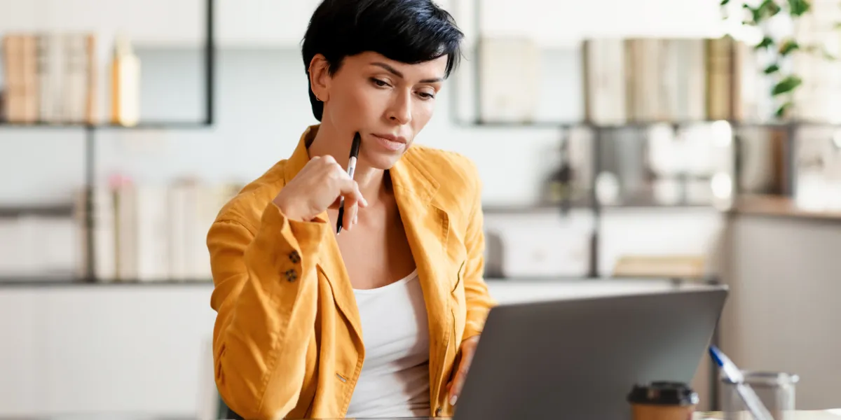 Femme devant son ordinateur portable