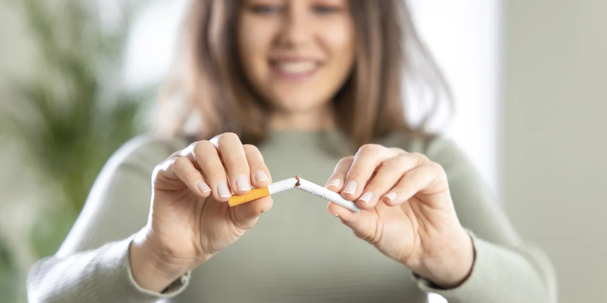 Femme arrête de fumer