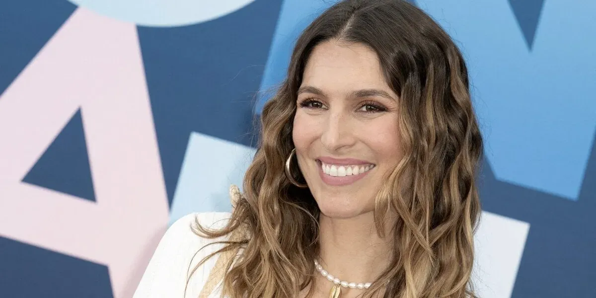 "Le traumatisme est intact" : Laury Thilleman revient sur le jour où Ary Abittan l’a embrassée de force 