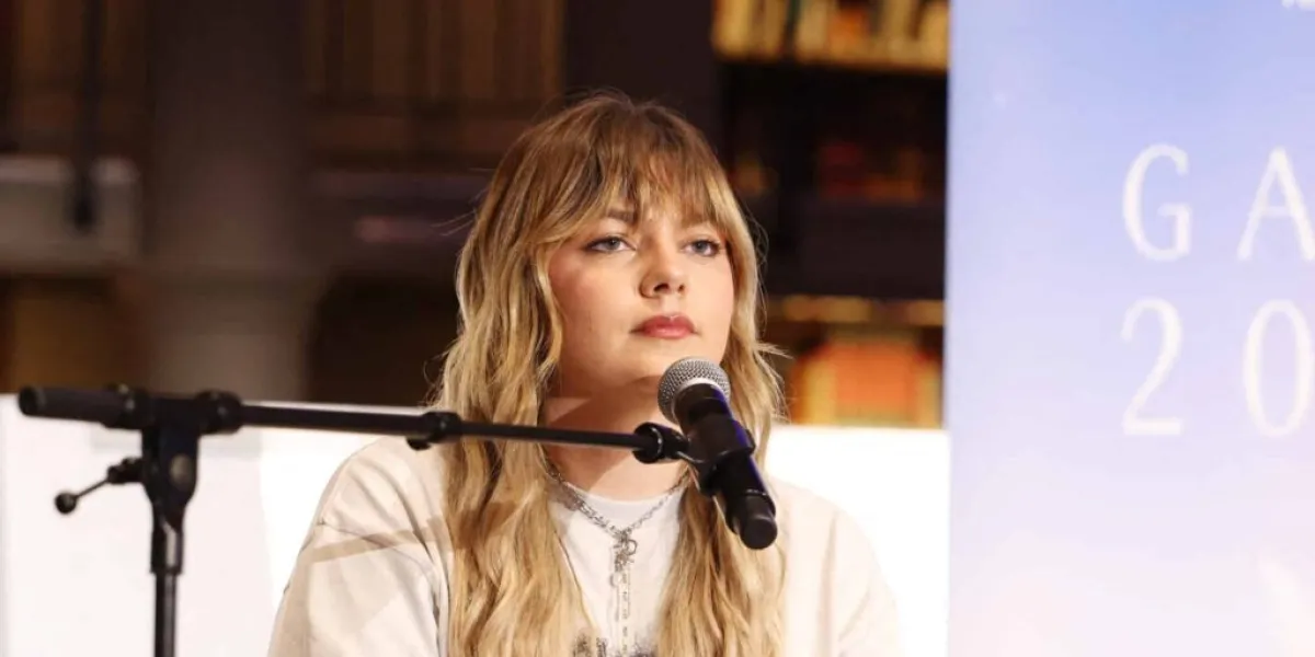 "Monsieur !", Louane agacée par un agent de sécurité, elle arrête son concert pour le remettre à sa place