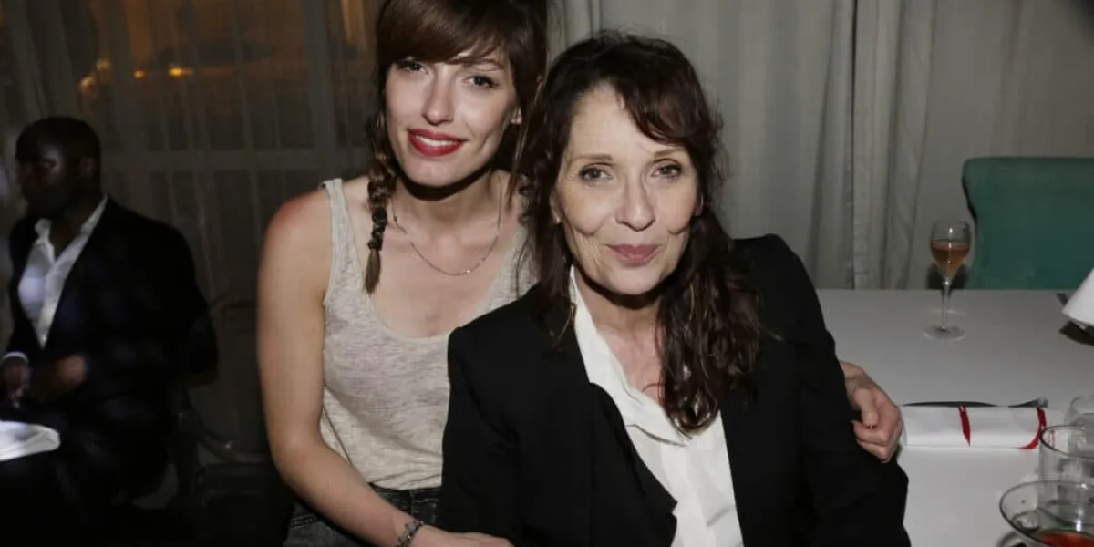 "Personne ne le sait", Jenn Ayache de Superbus révèle un secret sur sa célèbre maman, Chantal Lauby