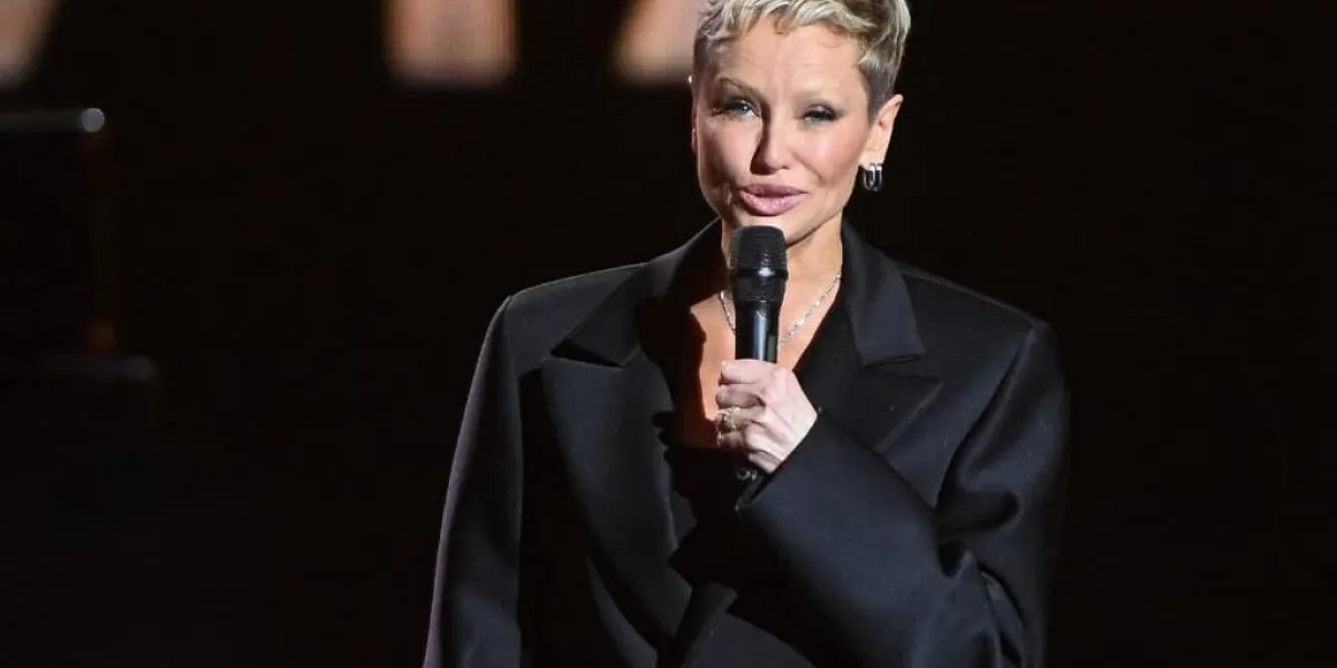 Adriana Karembeu tente encore une nouvelle coupe de cheveux encore plus courte et un dégradé