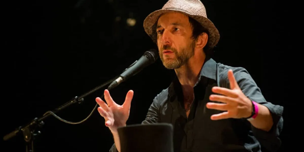 Des hôtels particuliers "inhabités et en ruine" : Arthur H, son enfance dans ce "quartier populaire" à Paris plus si populaire