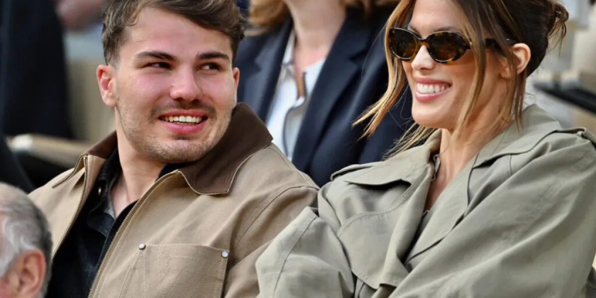 Iris Mittenaere et Antoine Dupont : larmes et tendre étreinte pour le duo après la victoire du XV de France au tournoi des 6 Nations