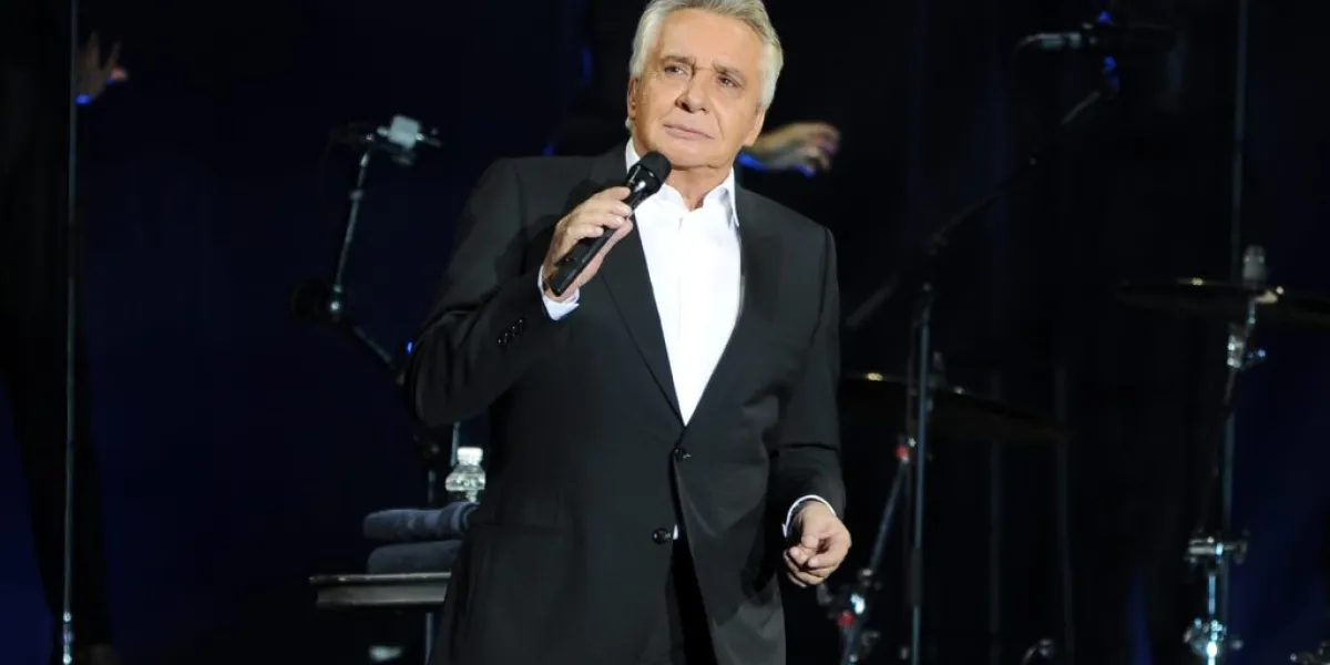 Michel Sardou et son épouse créent la surprise à Bormes-les-Mimosas : un restaurant du coin les affiche