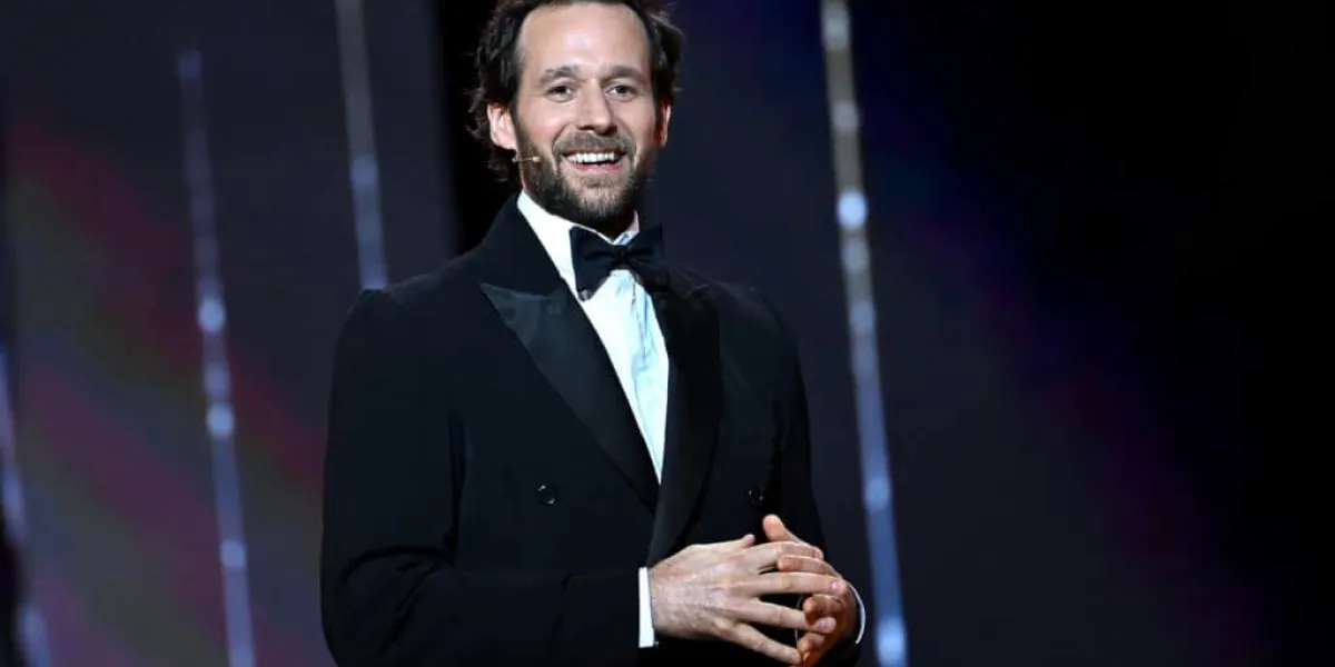 "Je lui ai pincé le front, la bouche", Benjamin Lavernhe confirme qu’il n’y a pas eu de faux Jim Carrey aux César