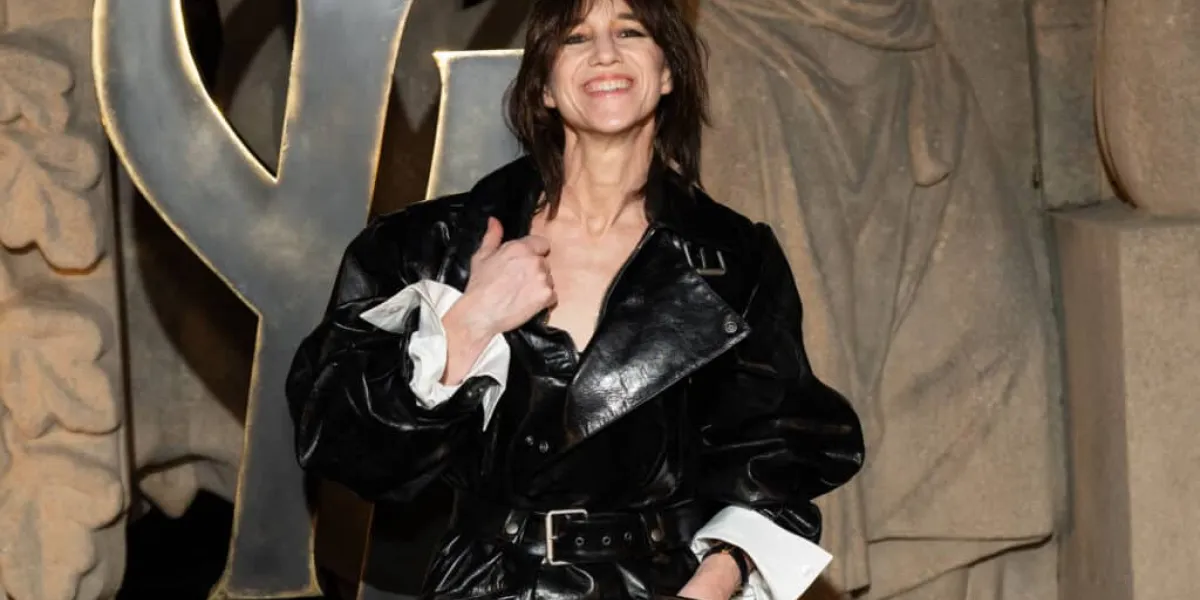 "On dirait moi quand je marche avec des chaussures de ski" : Charlotte Gainsbourg divine mais moquée au défilé Saint-Laurent