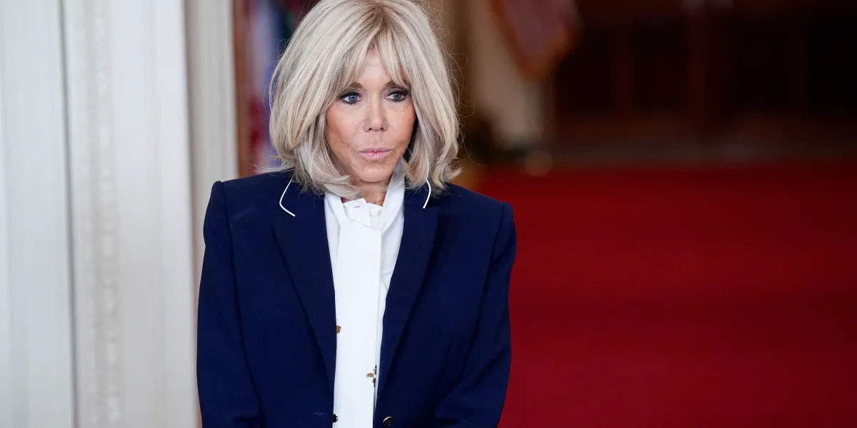 Brigitte Macron en Asie : la Première dame éblouit en rouge, un hommage éclatant aux couleurs du Japon