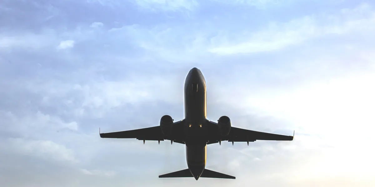 Pour son départ à la retraite, un pilote d’Icelandair survole son village natal sans autorisation