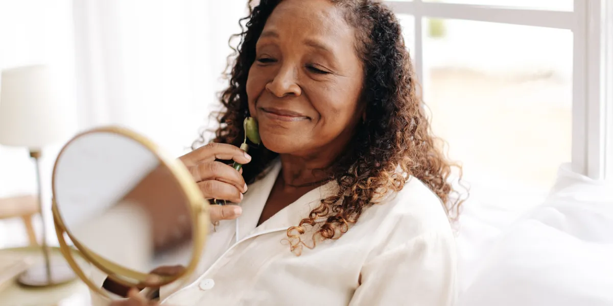 Beauté mature : 7 gestes maquillage essentiels pour illuminer le visage après 60 ans