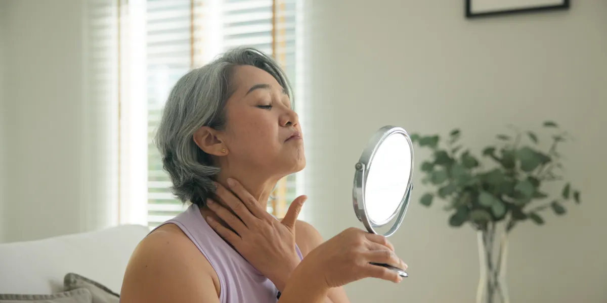 Peau mature : les gestes essentiels pour prendre soin de son cou après 50 ans