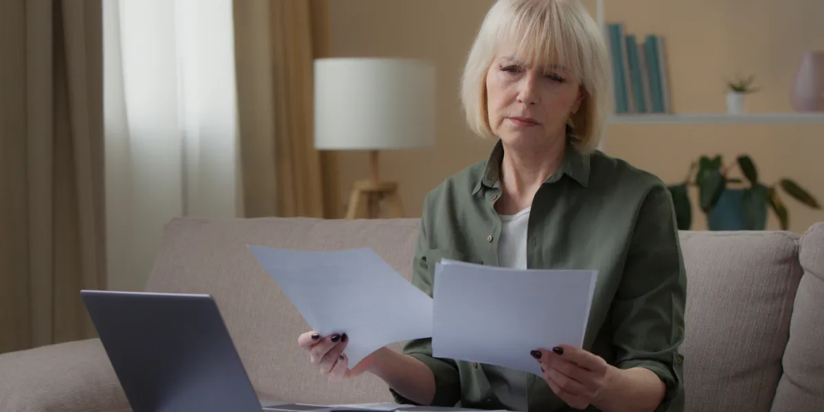 Retraité lit un courrier