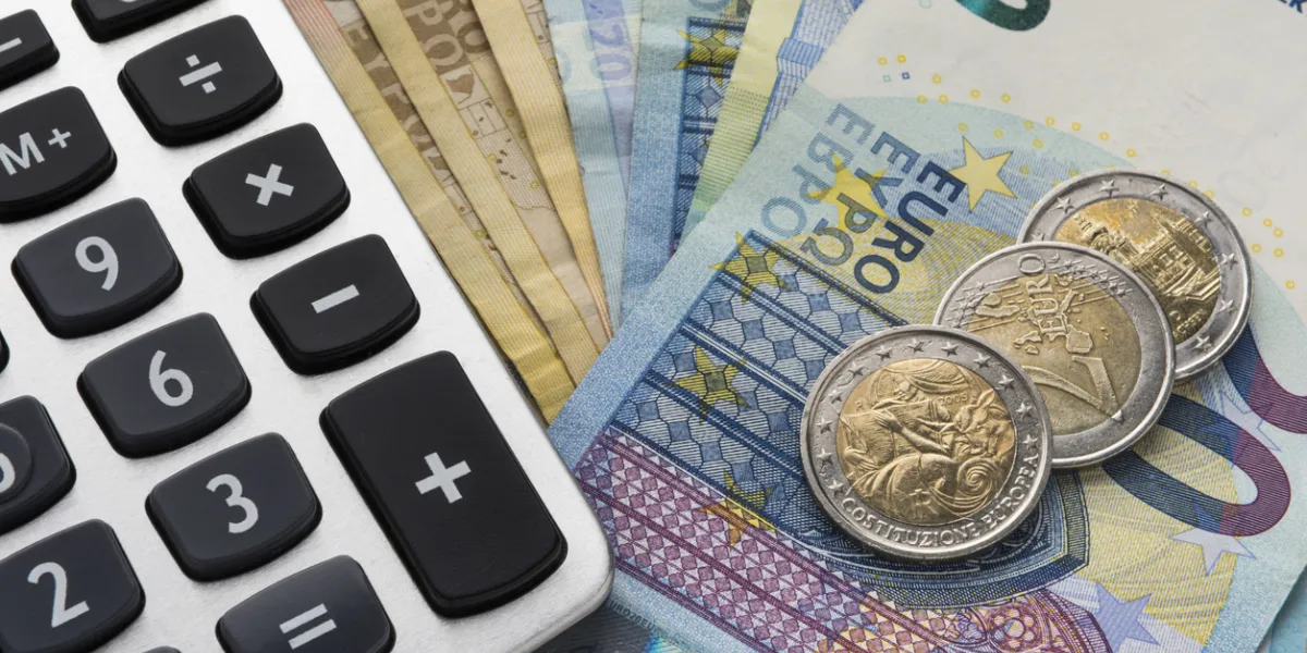 Revalorisées officiellement au 1er avril 2026, les prestations sociales et familiales versées par les CAF — et pour certaines par la MSA — ne sont pas immédiatement visibles. En pratique, il faut patienter un mois, parfois plus, avant d’en constater l’impact sur votre virement mensuel.