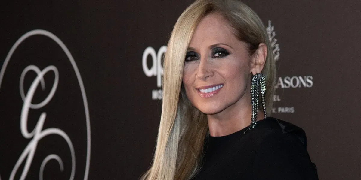 À 55 ans, Lara Fabian rayonne : le geste beauté anti-âge qu’elle adopte depuis 20 ans