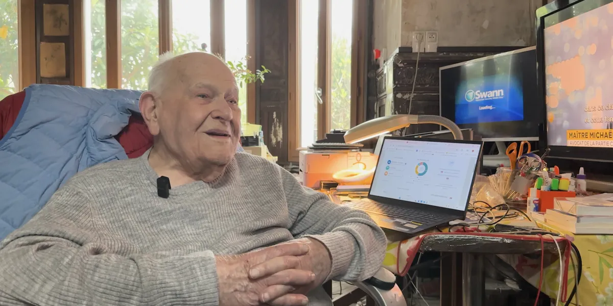 Le Dr Christian Chenay sur sa chaise de bureau