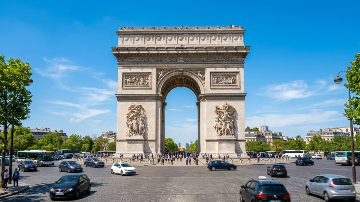 Une photo de l'Arc de Triomphe à Paris sous un ciel clair
