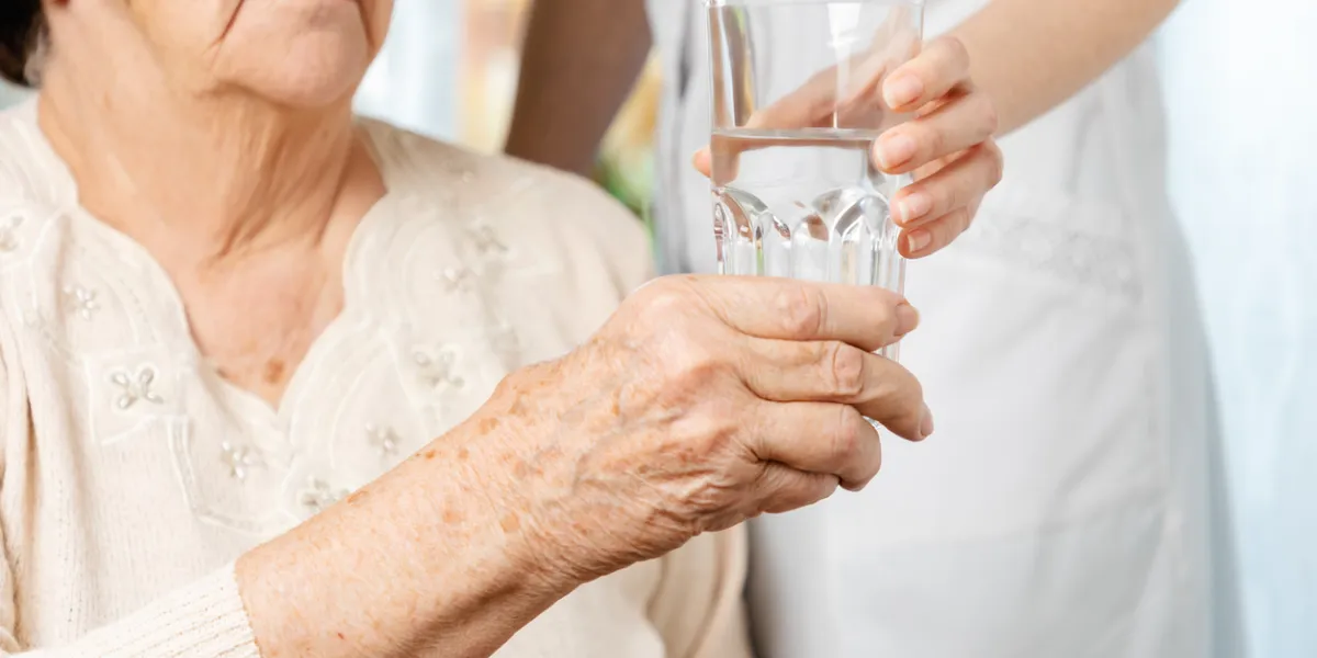 Insolite en Suisse : une facture de 800 euros par mois pour deux verres d'eau en maison de retraite