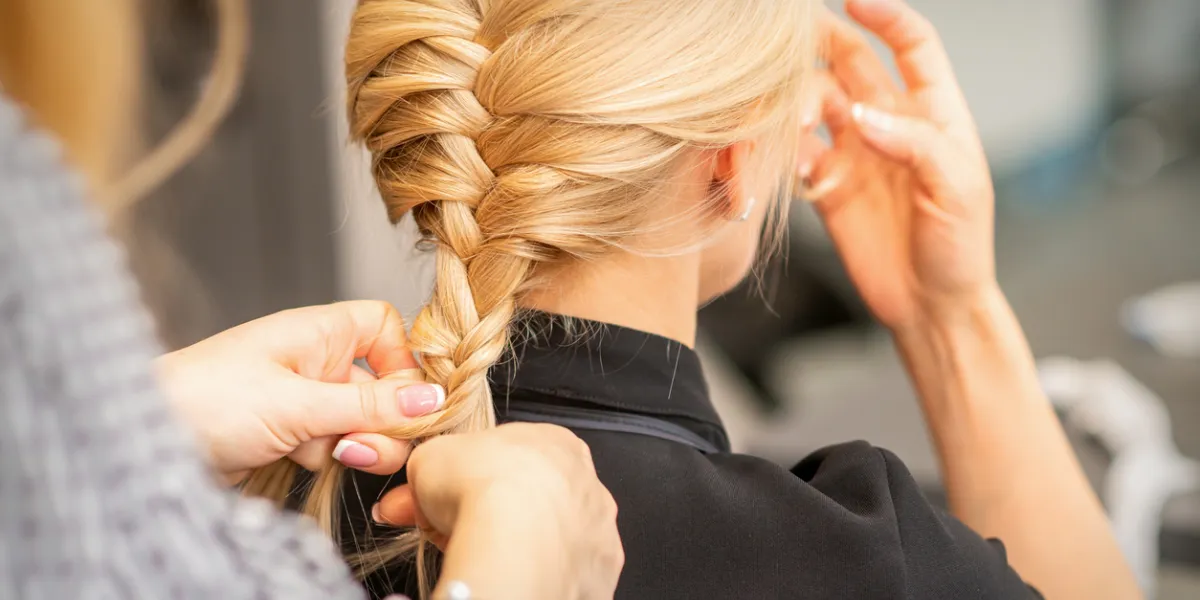 Cheveux rebelles après 50 ans : cette astuce à la crème Nivea fait des merveilles quand il fait chaud