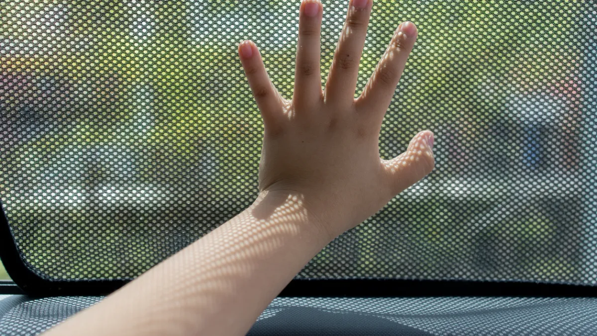 Un enfant de 2 ans oublié dans une voiture : une passante brise la vitre pour le secourir