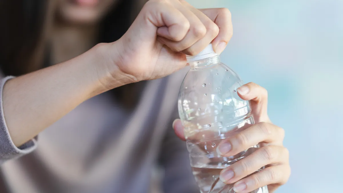 Inflation : pourquoi le prix des bouteilles d'eau va bondir dès la rentrée ?