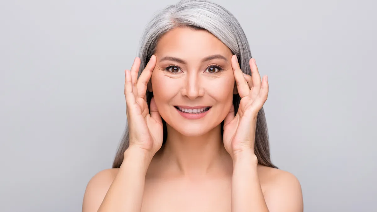 Les secrets d'une maquilleuse pro pour sublimer les cheveux gris