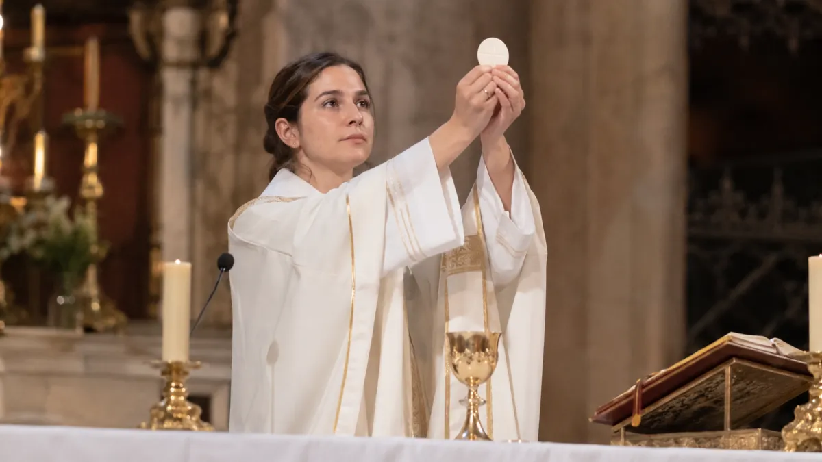 jeune femme en train d'officier