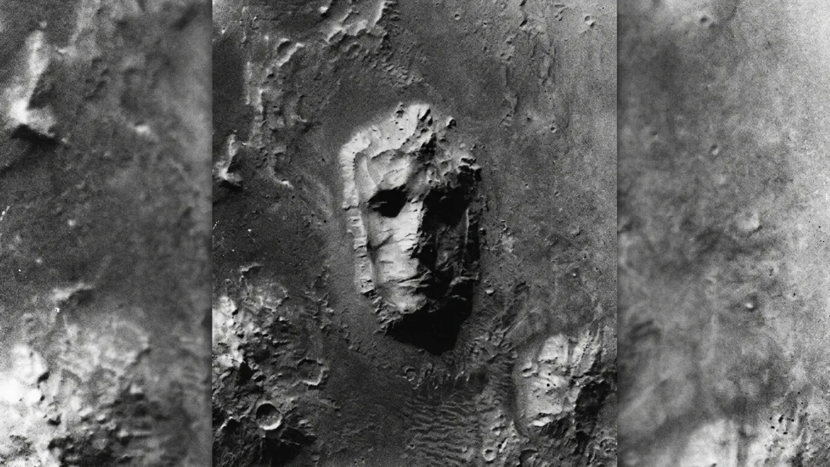 Photographie satellite granuleuse en noir et blanc de la region de Cydonia sur Mars montrant une col