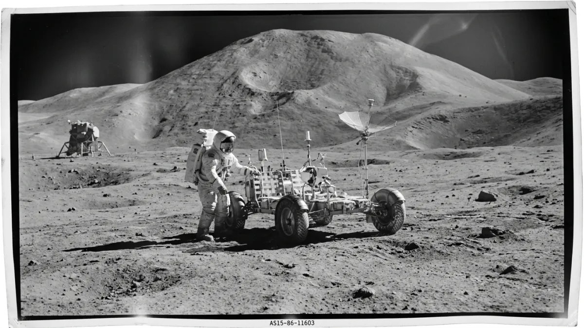 Une photographie historique montrant le premier rover lunaire sur le sol gris de la Lune, avec un as