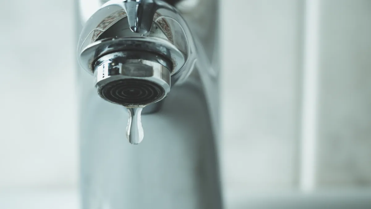 Sécheresse : 93 départements en vigilance, 27 en crise… faut-il craindre des coupures d'eau potable ?