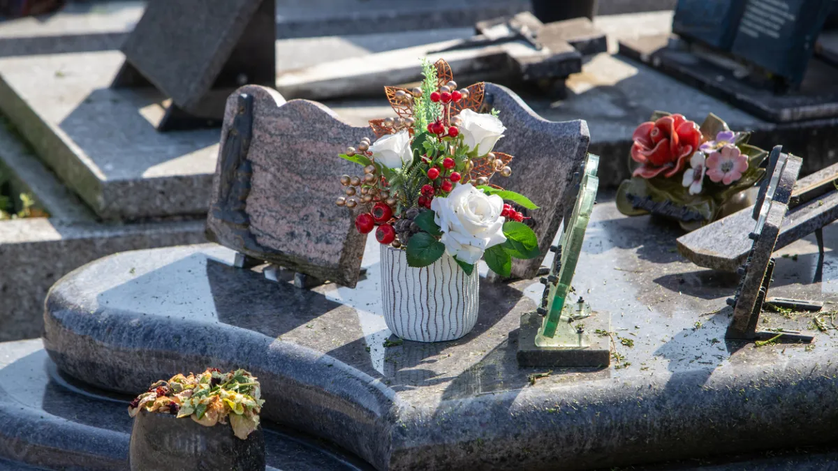 Tombe