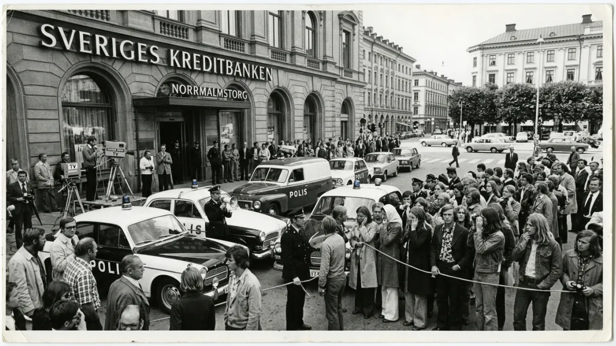 Une photographie d'époque en noir et blanc montrant l'extérieur de la Kreditbanken à Stockholm en 19