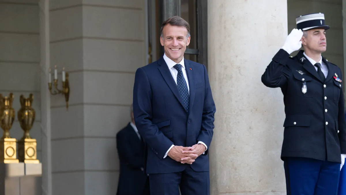 Emmanuel Macron ne jure que par ce parfum iconique, un best-seller de la parfumerie