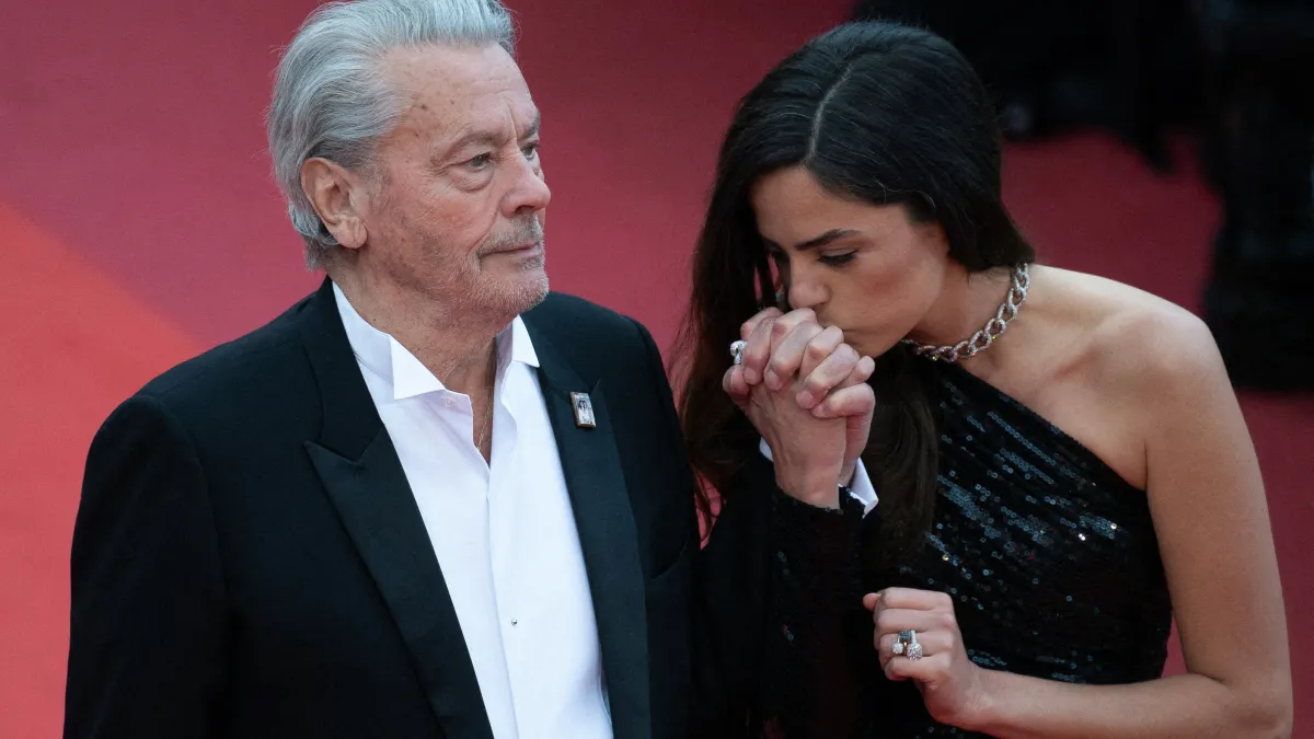 « J’ai besoin de mon papa » : deux ans après la mort d’Alain Delon, Anouchka Delon partage un message bouleversant