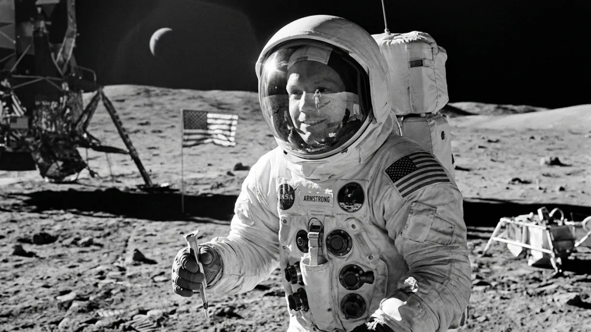 Une photographie en noir et blanc de Neil Armstrong dans sa combinaison spatiale Apollo 11, avec un 