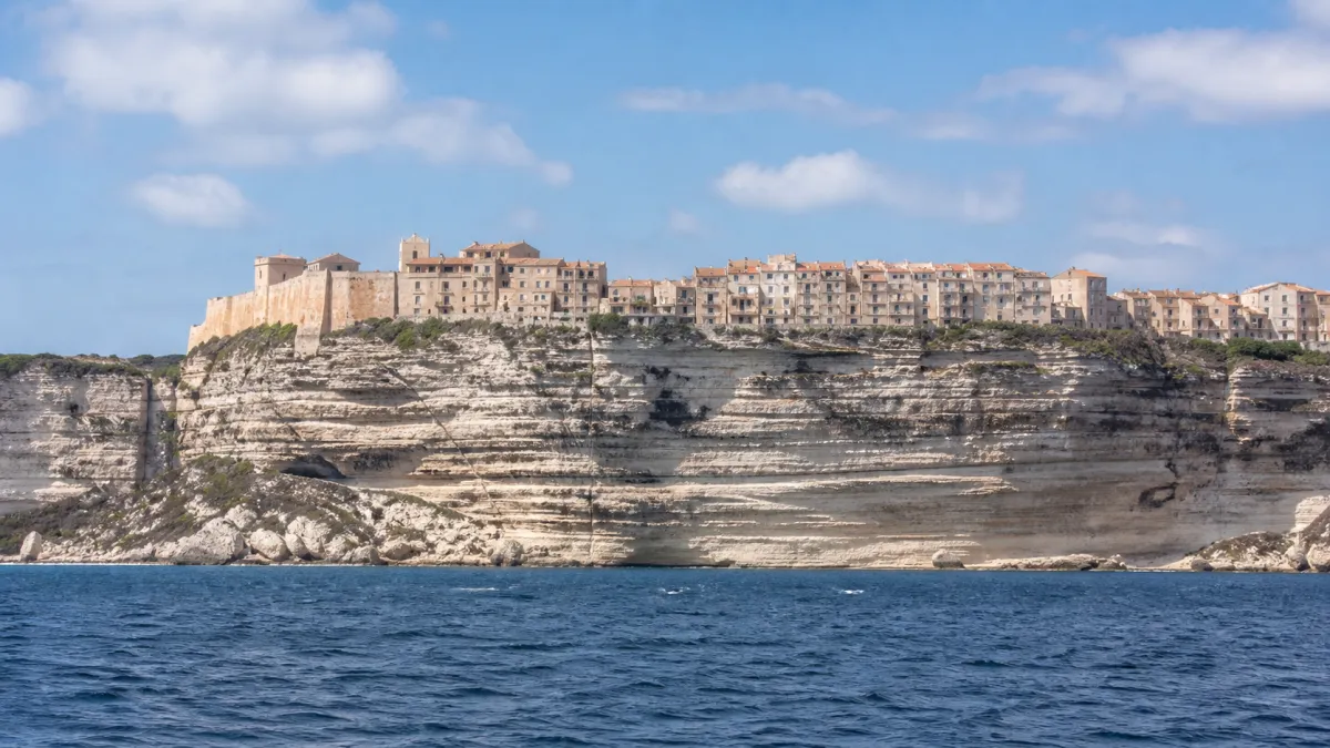 La citadelle de Bonifacio domine les spectaculaires falaises calcaires du sud de la Corse.