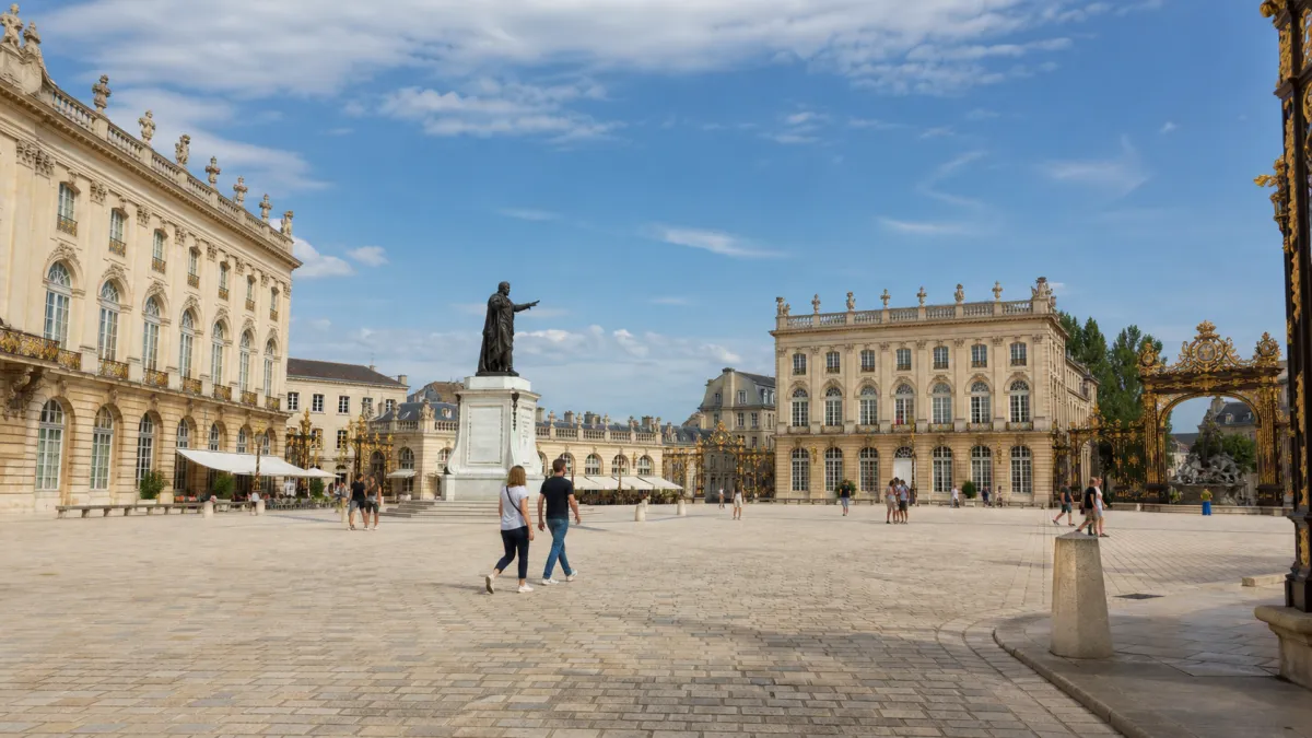 La place Stanislas à Nancy, joyau architectural du XVIIIe siècle inscrit au patrimoine mondial de l’UNESCO depuis 1983.