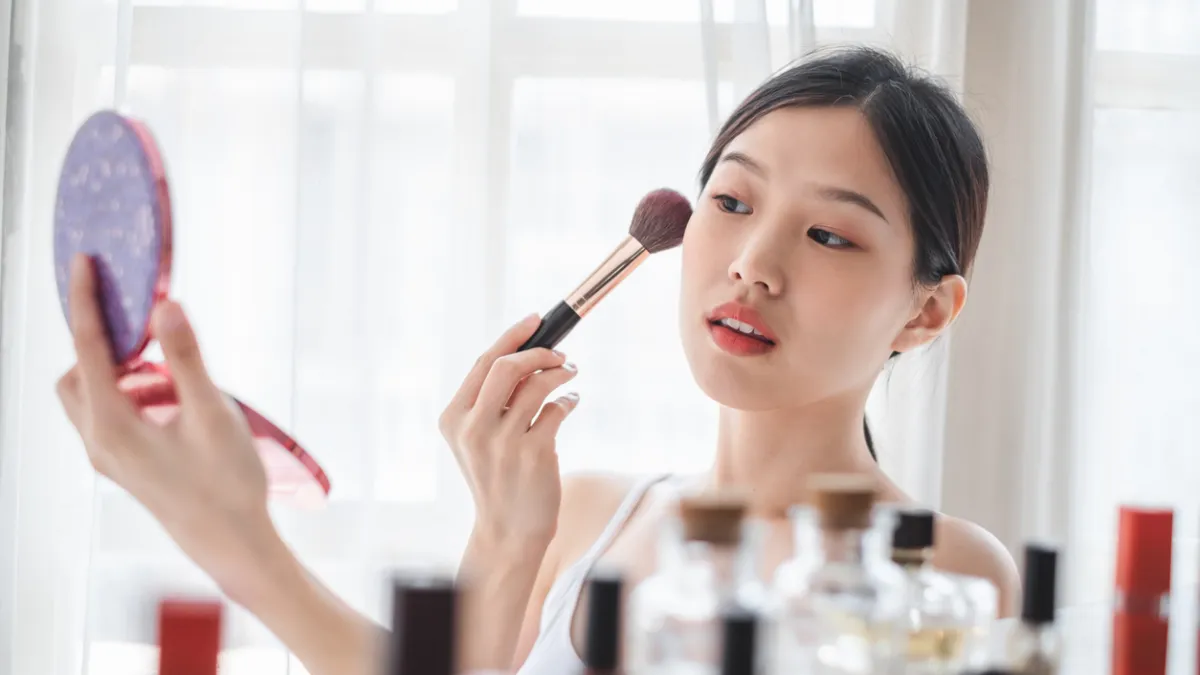 Blush, poudre compacte… Le geste à adopter pour éviter la casse en voyage
