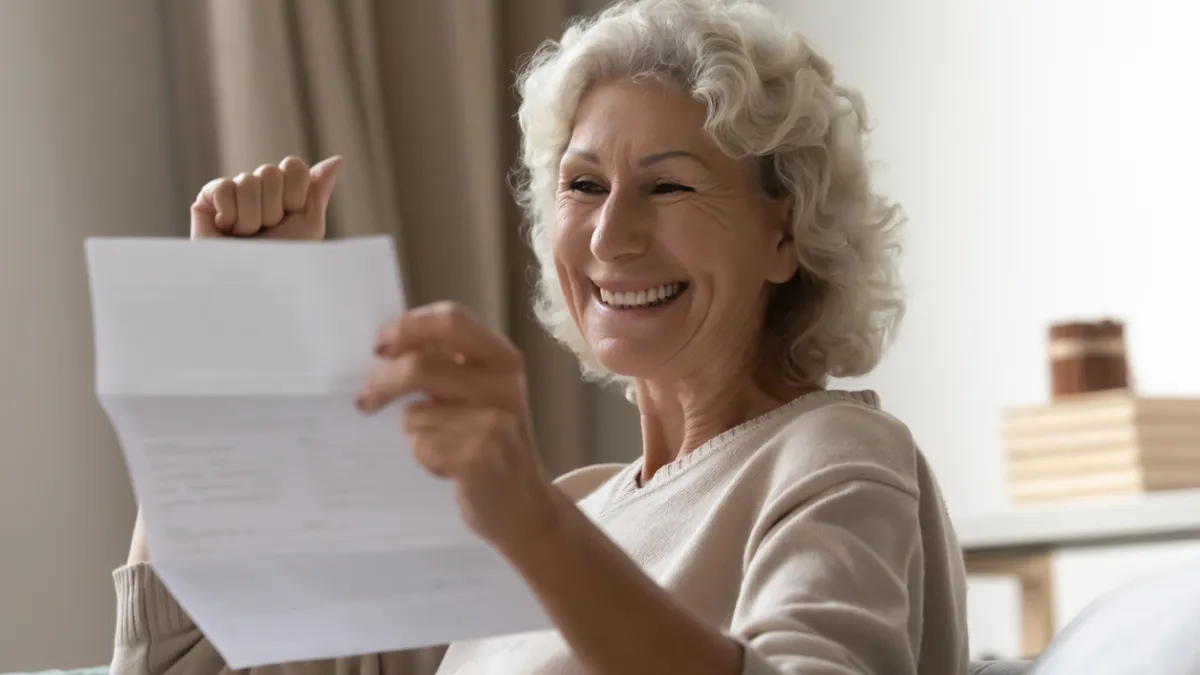 Senior courrier heureuse