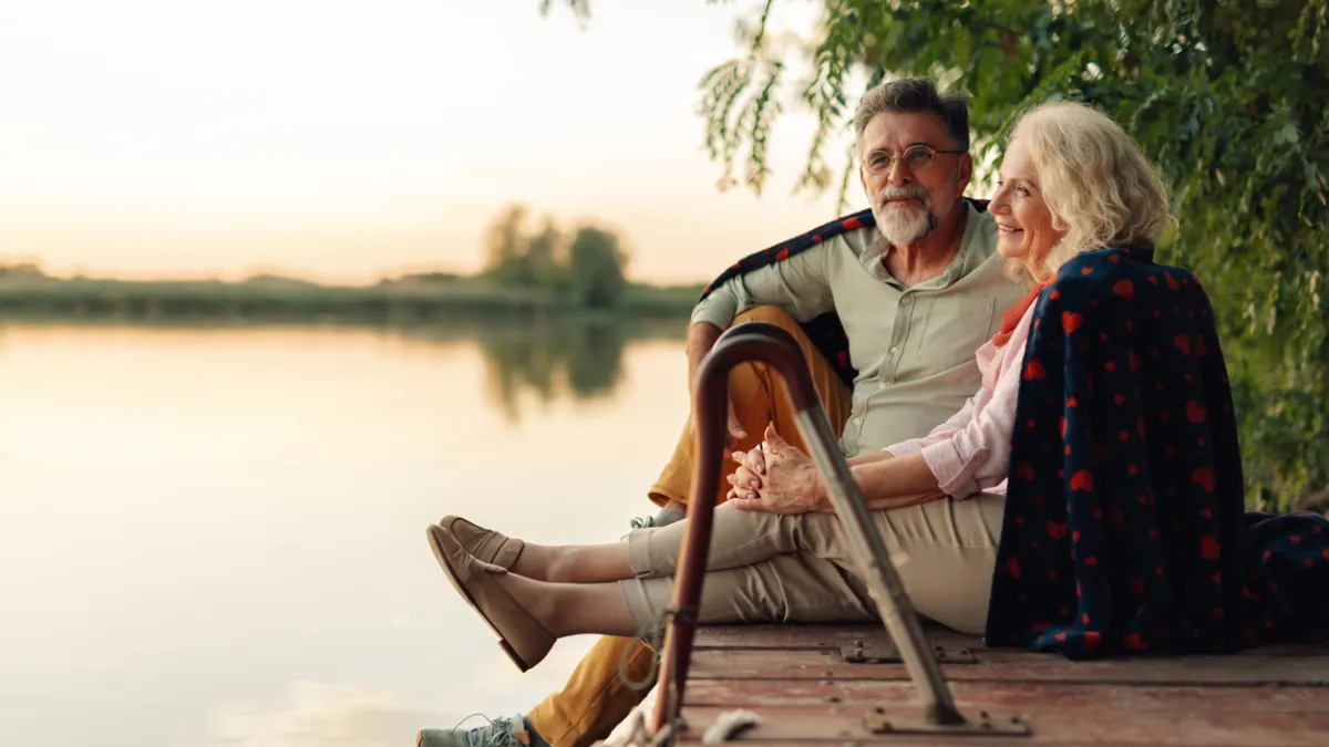 Couple au bord de l'eau