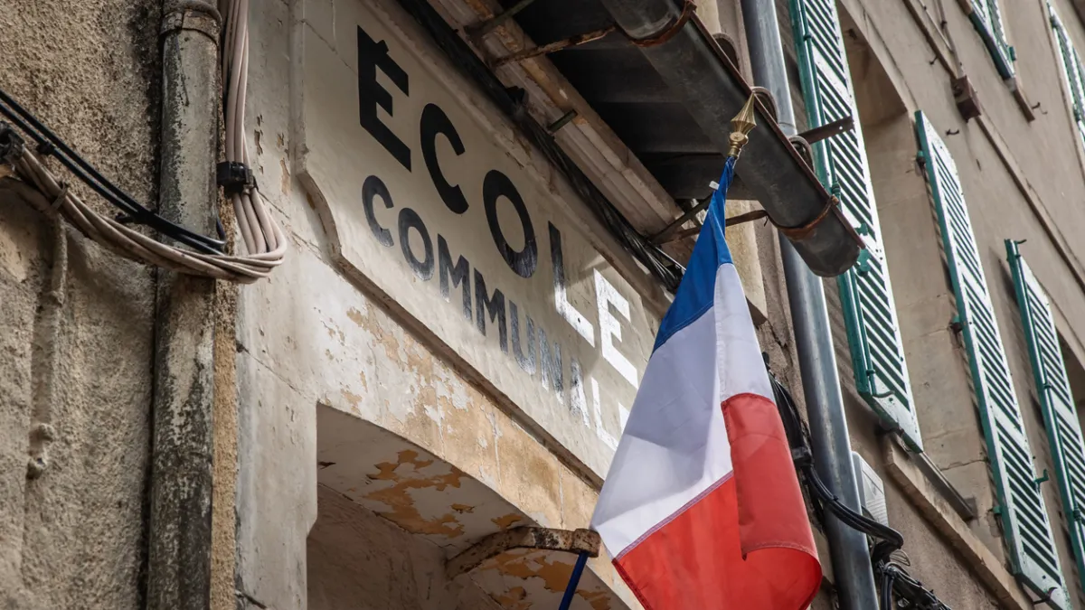 Drapeau fronton école