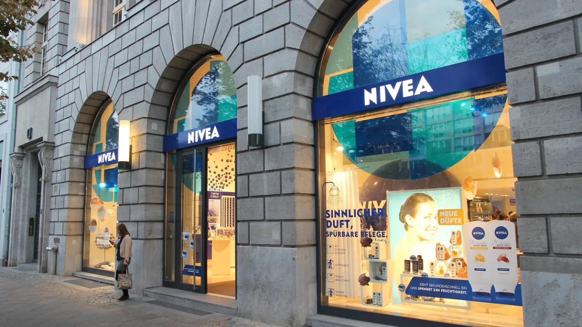NIVEA présente ses « excuses officielles » : ce sérum anti-rides, jugé trop efficace, pousse la marque à se justifier