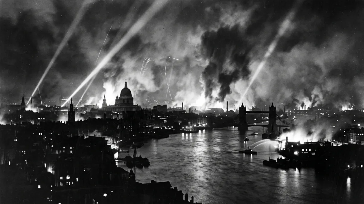 Photographie historique et dramatique de Londres sous les bombardements du Blitz en septembre 1940, 