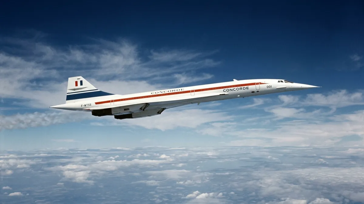 Prototype Concorde 001 en vol, ciel bleu, années 1960.