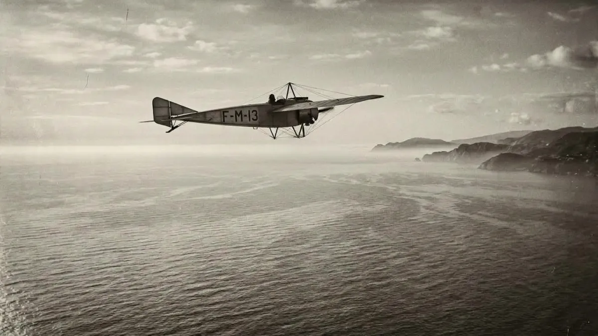 Monoplan Morane-Saulnier de 1913 en vol solitaire au-dessus de la mer Méditerran